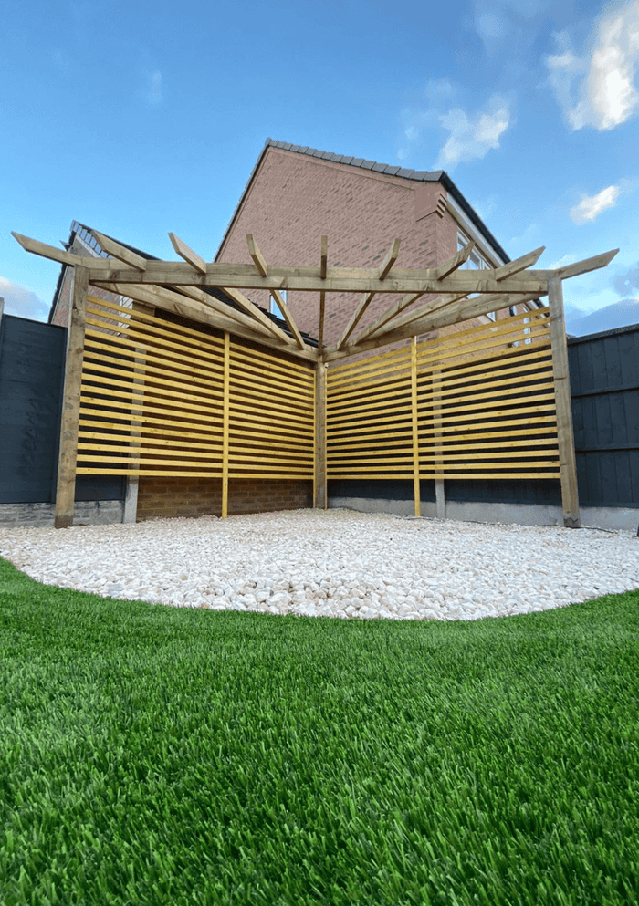Garden with artificial grass and a wooden shelter